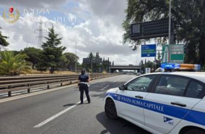 Incendio a via Laurentina, chiuso il Grande Raccordo Anulare nel pomeriggio Incendio a via Laurentina, chiuso il Grande Raccordo Anulare nel pomeriggio
