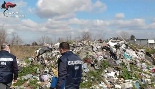 Rifiuti pericolosi, Carabinieri Noe sequestrano discarica abusiva di 1000 mq