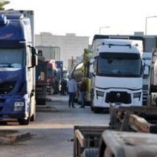Protesta autotrasportatori, blocchi sospesi in Calabria e Sicilia: oggi il decreto del governo Protesta autotrasportatori, blocchi sospesi in Calabria e Sicilia: oggi il decreto del governo