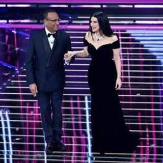 Sanremo 2026, Laura Pausini 'inciampa' sulle parole: lo 'sfottò' di Can Yaman
