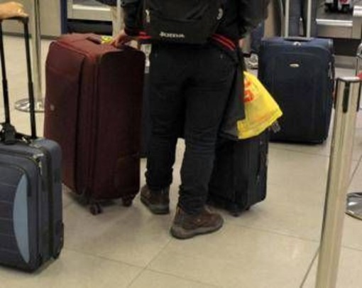 Il senatore Menia e il diverbio con la coppia gay a Fiumicino: "Siate educati", "Omofobo" Il senatore Menia e il diverbio con la coppia gay a Fiumicino: "Siate educati", "Omofobo"