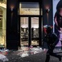 Cosmetici, smartphone e abiti firmati: il bottino dei saccheggi in vendita su Vinted Cosmetici, smartphone e abiti firmati: il bottino dei saccheggi in vendita su Vinted
