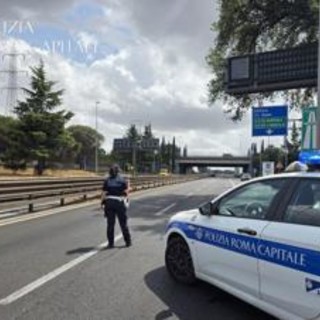 Incendio a via Laurentina, chiuso il Grande Raccordo Anulare nel pomeriggio Incendio a via Laurentina, chiuso il Grande Raccordo Anulare nel pomeriggio