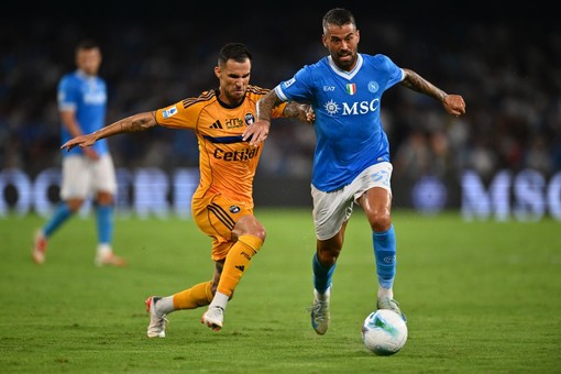 Il Napoli fatica ma batte il Pisa e resta solo in testa Il Napoli fatica ma batte il Pisa e resta solo in testa