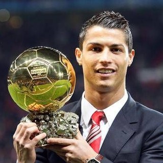 Cristiano Ronaldo batte Messi, è suo il Pallone d'Oro di tutti i tempi. Poi sui social: "Il calcio è dei tifosi!" Cristiano Ronaldo batte Messi, è suo il Pallone d'Oro di tutti i tempi. Poi sui social: "Il calcio è dei tifosi!"