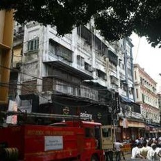 Incendio in un hotel a Calcutta: 9 morti, tra cui un bambino, e diversi feriti Incendio in un hotel a Calcutta: 9 morti, tra cui un bambino, e diversi feriti
