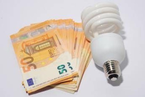 Bollette luce, aumenti in arrivo per i vulnerabili. Consumatori: "+45 euro all'anno, una Caporetto" Bollette luce, aumenti in arrivo per i vulnerabili. Consumatori: "+45 euro all'anno, una Caporetto"