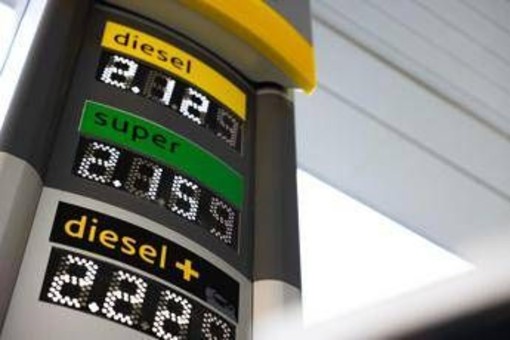 Carburanti, ecco 'corsa' dei prezzi in Europa: in Italia aumenti inferiori Carburanti, ecco 'corsa' dei prezzi in Europa: in Italia aumenti inferiori