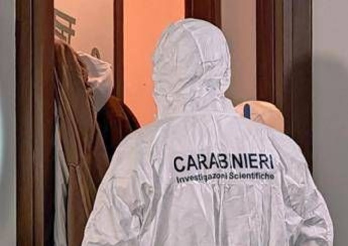 Firenze, marito e moglie trovati morti in casa con ferite da coltello Firenze, marito e moglie trovati morti in casa con ferite da coltello