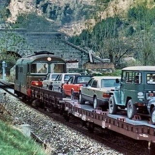 Una foto del 1987, quando le auto venivano trasportate su navette lungo la ferrovia Cuneo-Nizza Una foto del 1987, quando le auto venivano trasportate su navette lungo la ferrovia Cuneo-Nizza