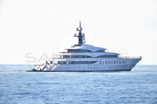 Lo yacht extralusso ‘IJE’ fa tappa davanti a Sanremo, destinazione Monaco Yacht Show