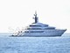 Lo yacht extralusso ‘IJE’ fa tappa davanti a Sanremo, destinazione Monaco Yacht Show