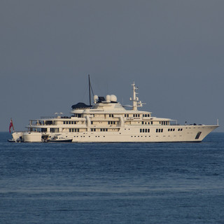 Lo yacht extralusso appartenuto al confondatore di Microsoft in rada a Sanremo