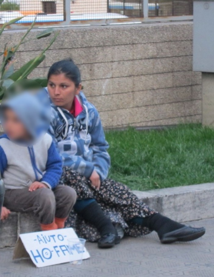 Sanremo: zingari in città e accattonaggio, c'è anche una donna con un bambino