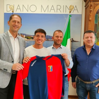 Il benvenuto di Za Garibaldi a Diano Marina per Nicolas Giordano: in regalo la maglia della Golfodianese (video) Il benvenuto di Za Garibaldi a Diano Marina per Nicolas Giordano: in regalo la maglia della Golfodianese (video)