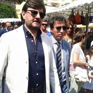 Sanremo: merce contraffatta, mattinata di controlli e sequestri. Sopralluogo del Questore Zazzaro e del dirigente Manso al mercato
