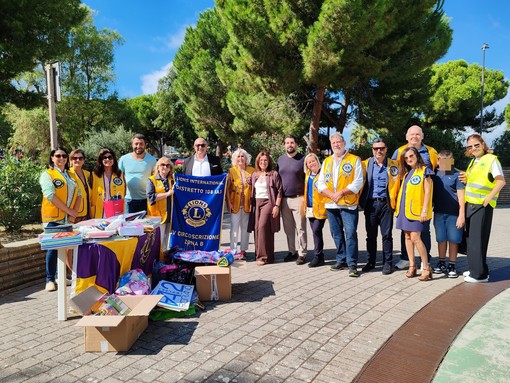 Un aiuto alle famiglie in difficoltà con lo "zaino sospeso": Vallecrosia aderisce all'iniziativa dei Lions (Foto e video) Un aiuto alle famiglie in difficoltà con lo "zaino sospeso": Vallecrosia aderisce all'iniziativa dei Lions (Foto e video)