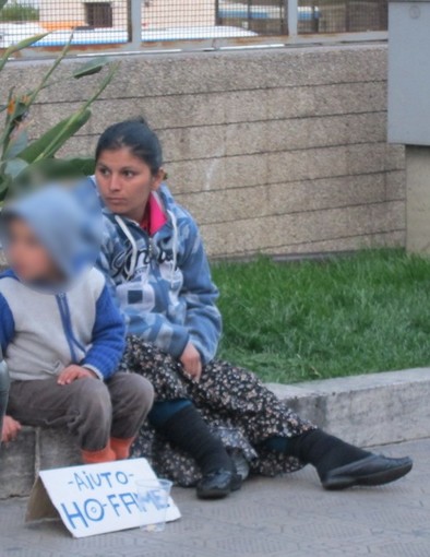 Sanremo: zingari in città e accattonaggio, c'è anche una donna con un bambino Sanremo: zingari in città e accattonaggio, c'è anche una donna con un bambino