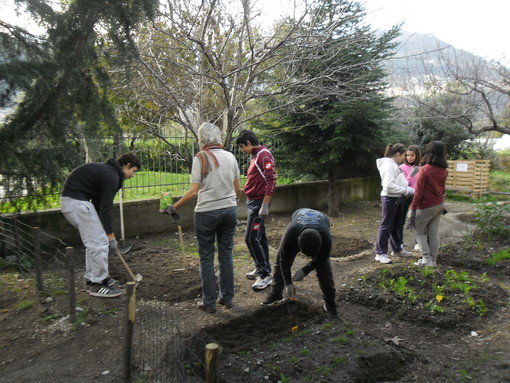 Ventimiglia: 'Coltivare per coltivarci', il laboratorio didattico delle scuole medie di Roverino 'L’orto a scuola'