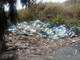 Sanremo: bottiglie di plastica abbandonate a Pian di Poma, la segnalazione con foto di un lettore