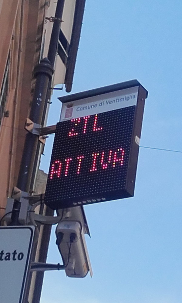 Ventimiglia: nuova segnaletica luminosa per la ZTL (Zona a traffico limitato) nel centro storico
