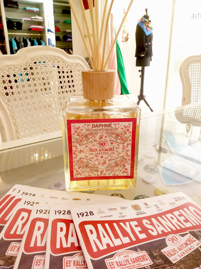 Fiori e motori: l'Atelier Daphné dedica uno speciale foulard in seta al Rallye di Sanremo