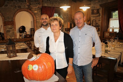 La Zucca di Rocchetta di Cengio alla conquista di nuovi ristoranti: un esemplare di 16 kg alla Macine del Confluente di Badalucco (IM)