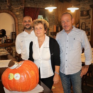 La Zucca di Rocchetta di Cengio alla conquista di nuovi ristoranti: un esemplare di 16 kg alla Macine del Confluente di Badalucco (IM)