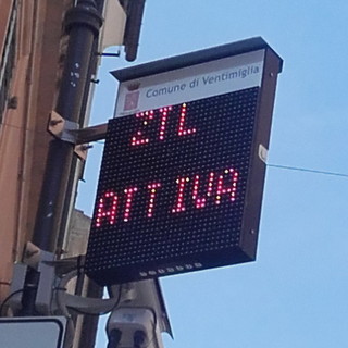 Ventimiglia: nuova segnaletica luminosa per la ZTL (Zona a traffico limitato) nel centro storico Ventimiglia: nuova segnaletica luminosa per la ZTL (Zona a traffico limitato) nel centro storico