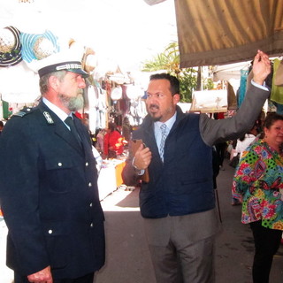 Sanremo: abusivismo e controlli, tappa a 'sorpresa' stamani al mercato del sindaco Zoccarato