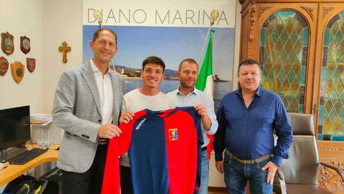 Il benvenuto di Za Garibaldi a Diano Marina per Nicolas Giordano: in regalo la maglia della Golfodianese (video) Il benvenuto di Za Garibaldi a Diano Marina per Nicolas Giordano: in regalo la maglia della Golfodianese (video)